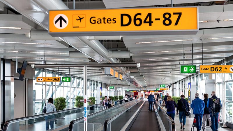 The First Hour After Landing in a Foreign Country: Guide The First Hour After Landing in a Foreign Country /// Vinjatek