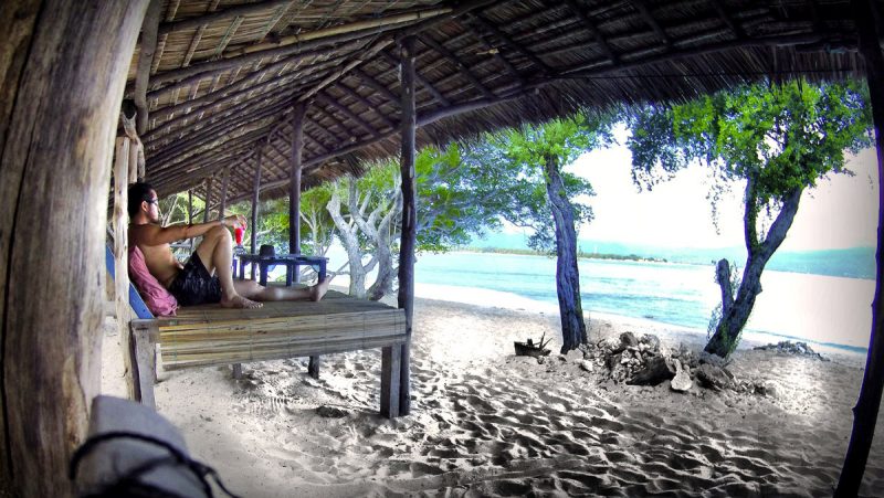 A Life of Minimalism is a Way to Live at Maximum Chillin' with a watermelon juice on Gili Meno Island /// Vinjatek