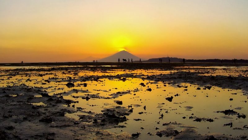 Sunset over Mount Agung Volcano Viewed From Gili Air Island in Indonesia /// Vinjatek