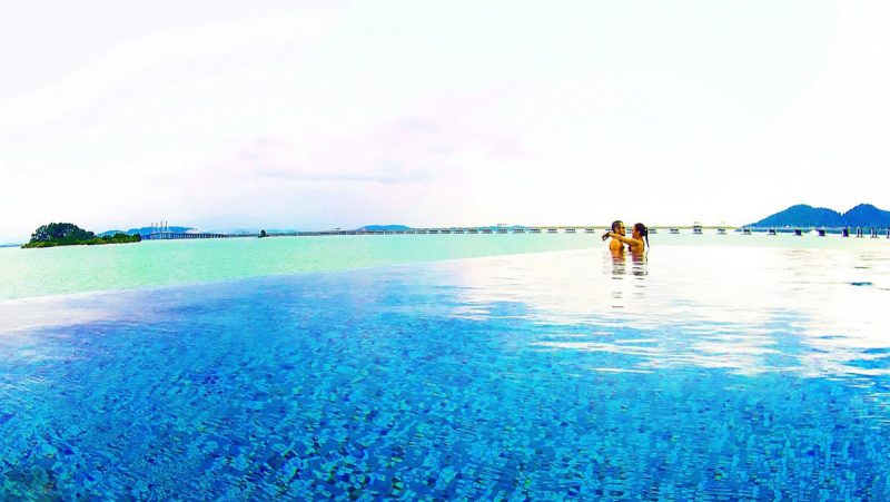 Infitiy Pool at The Light Apartments in Penang, Malaysia /// Vinjatek