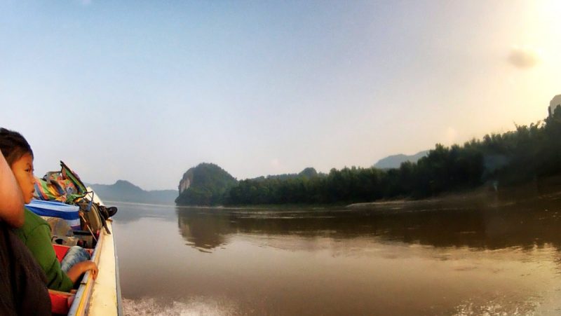 PHOTO: Crossing The Thailand / Laos Border via The Mekong River /// Vinjatek