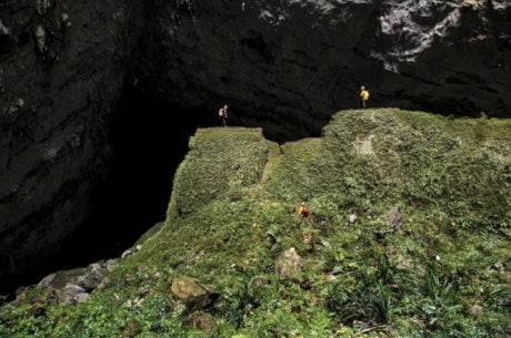 Son Doon Cave Entrance in Vietnam /// Vinjatek