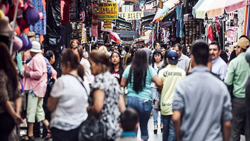 Crowded Street in Los Angeles, California /// Vinjatek