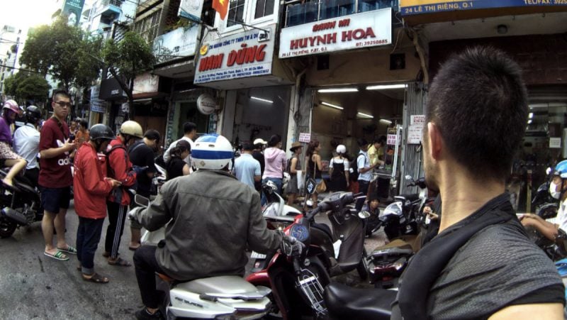 On Line at Bánh Mì Huỳnh Hoa in Saigon, Vietnam /// Vinjatek