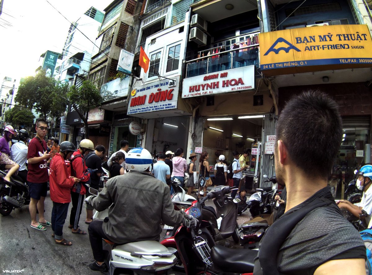 On Line at Bánh Mì Huỳnh Hoa in Saigon, Vietnam /// Vinjatek